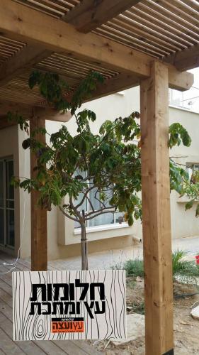 פרגולה ודק בחצר